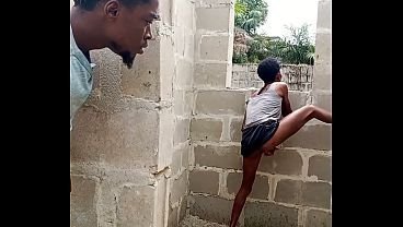 Apanhei-a a masturbar-se no edifício em obras e decidi ajudá-la  | Vídeo Pornô